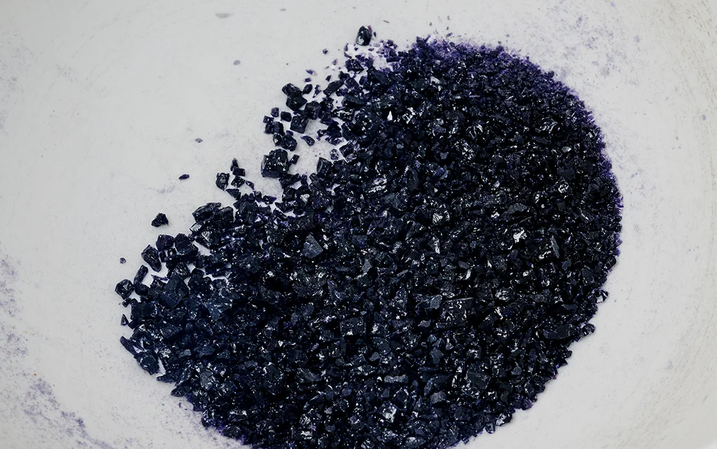 粉末状にすることで、粒が細かく色が均質化された釉薬の画像