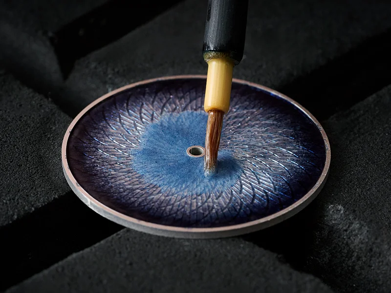 画像：ダイヤル上に繰り広げられる、繊細な七宝の技