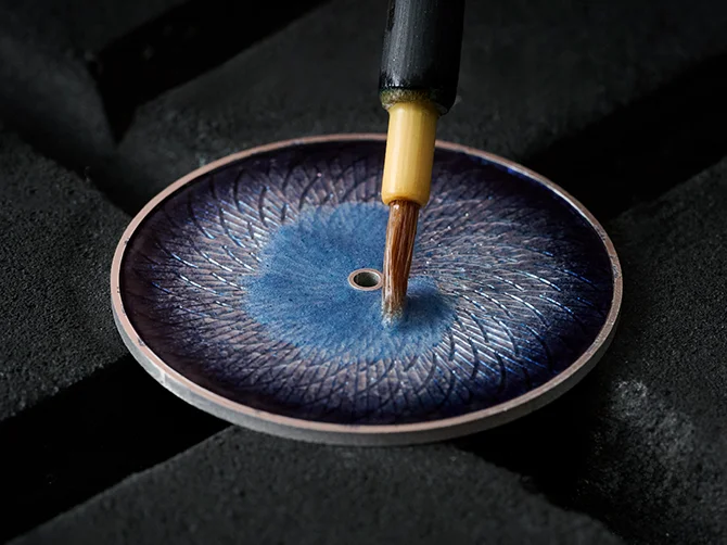 画像：ダイヤル上に繰り広げられる、繊細な七宝の技