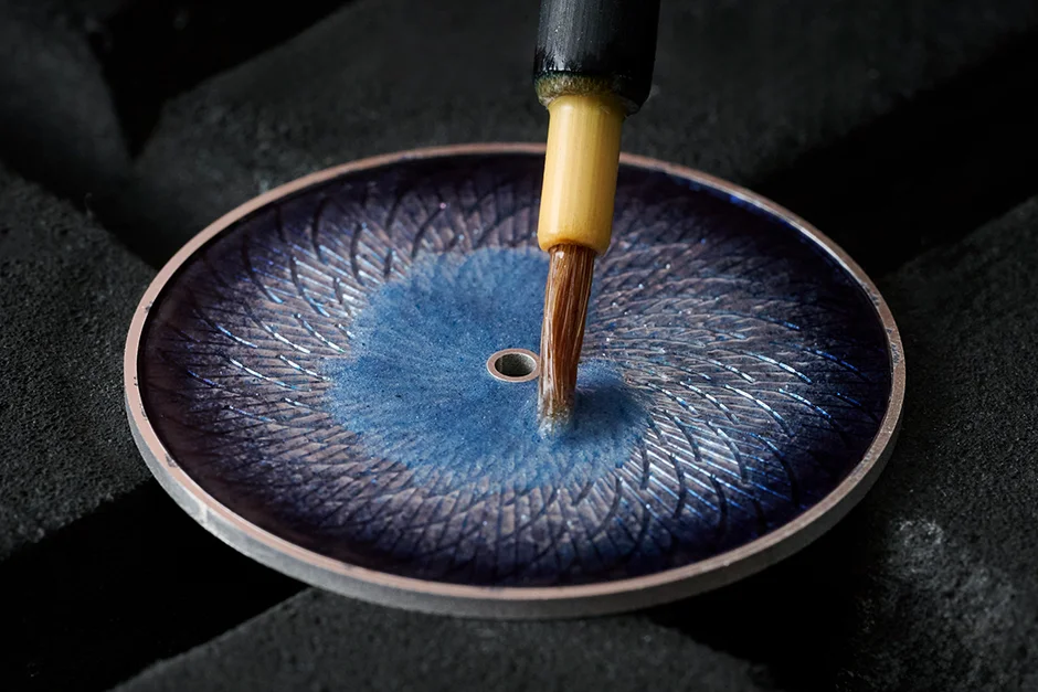 The photo of applying glaze