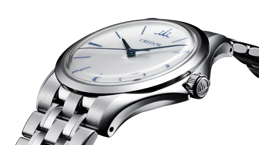 写真：流麗なケースフォルム