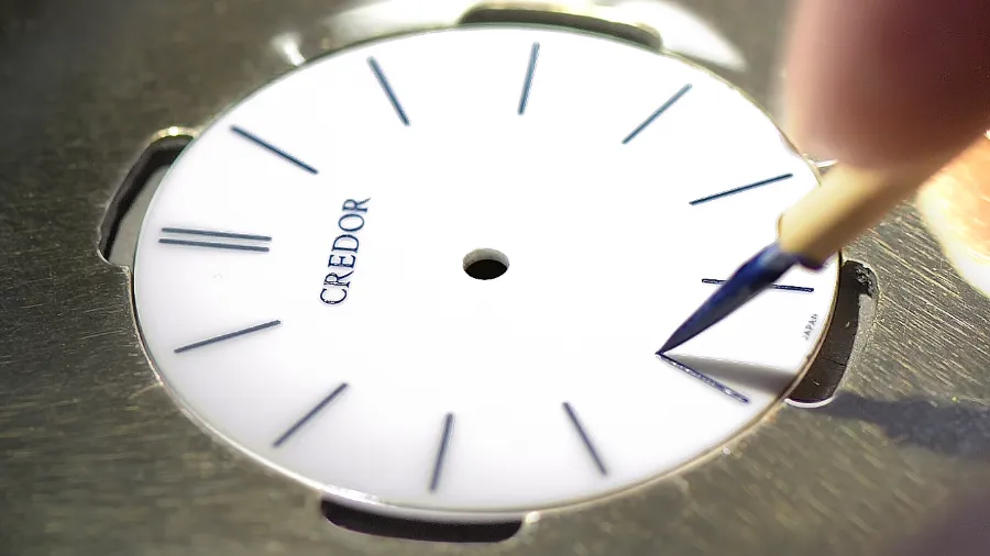 写真：磁器ダイヤル独特の美しさを演出する匠による手描き技術