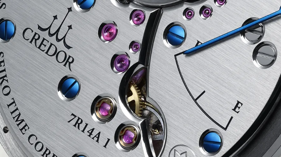 写真：丁寧な手仕事によるムーブメント仕上げ